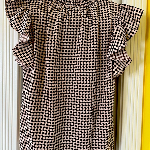 Two tone houndstooth brown/ ivory ruffle neck blouse. Elastic neck , keyhole - Picture 2 of 2